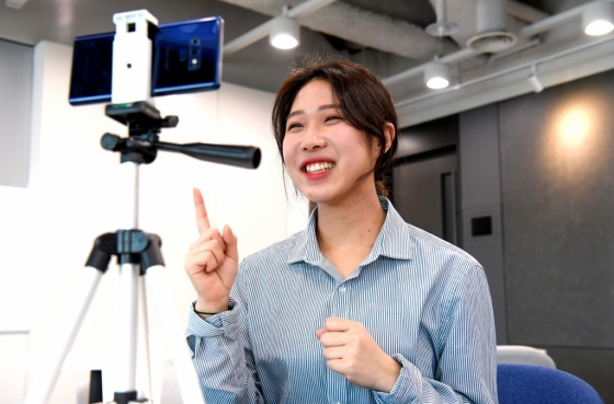 스마트폰을 통해 화상면접 참석을 시연하는 모습. /사진제공=현대차