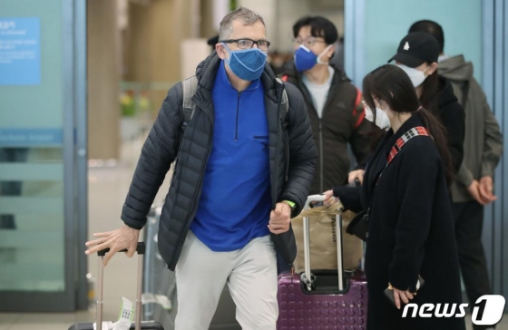 정부가 유럽의 신종 코로나바이러스 감염증(코로나19) 확산에 따라 프랑스·독일·영국·스페인·네덜란드 등 유럽 5개국에서 입국하는 내외국인에 대한 특별입국절차를 시작한 15일 오후 인천국제공항 제1터미널 도착장으로 독일 프랑크푸르트에서 온 외국인이 마스크를 쓰고 나오고 있다. /사진=뉴스1