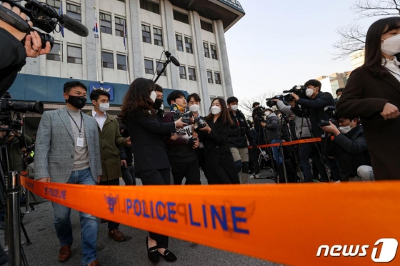 (서울=뉴스1) 송원영 기자 = 인터넷 메신저 텔레그램에서 미성년자를 포함한 최소 74명의 성 착취물을 제작·유포한 혐의를 받는 '박사방' 운영자 조주빈(25)이 25일 오전 서울 종로구 종로경찰서에서 서울중앙지방검찰청으로 이송되고 있다. 마스크를 쓰지 않은 채 얼굴을 드러낸 조씨는 "저에게 피해를 입은 모든 분들께 진심으로 사죄한다. 멈출 수 없었던 악마의 삶을 멈춰줘서 감사하다"고 말했다.2020.3.25/뉴스1