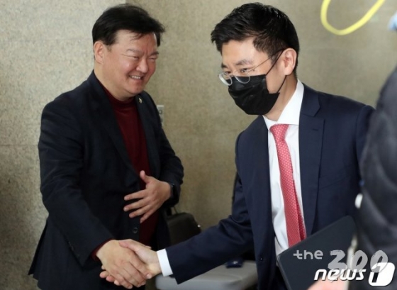 (서울=뉴스1) 김명섭 기자 = 민경욱 미래통합당 의원이 24일 서울 여의도 국회에서 경선 결과를 기다리며 김세연 위원과 인사를 하고 있다. 민 의원은 민현주 전 의원을 꺾고 본선행을 확정했다. 2020.3.24/뉴스1