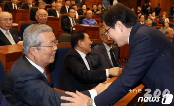 (서울=뉴스1) 김명섭 기자 = 황교안 당시 자유한국당 대표가 지난해 6월7일 서울 여의도 국회 헌정기념관에서 열린 '남당(南棠) 정석모 의원 10주기 추모식'에서 김종인 전 더불어민주당 비상대책위원장과 인사를 하고 있다. 2019.6.7/뉴스1