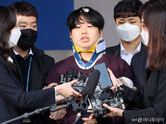 텔레그램 성착취 대화방 운영자 조주빈이 25일 오전 서울 종로경찰서에서 검찰로 송치되고 있다. 200325 / 사진=김창현 기자 chmt@