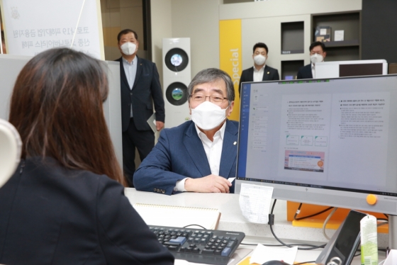 윤석헌 금융감독원장이 26일 오전 KB국민은행 사당동지점과 KB소호컨설팅 사당센터, 피해지원 전담창구 등을 방문해 코로나19 피해 관련 은행권 금융지원 현장점검에 나섰다. /사진=금융감독원 제공