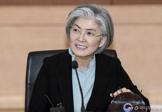 강경화 외교부 장관이 지난 6일 오후 서울 종로구 외교부 청사 국제회의장에서 주한 외교단을 상대로 정부의 신종 코로나바이러스 감염증(코로나19) 방역 노력을 설명하고 있다. / 사진=이동훈 기자 photoguy@
