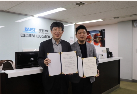 김재윤 딥서치 대표가 김영배 카이스트 경영대학장과 산학협력 협정서를 체결하고 있다. /사진=딥서치