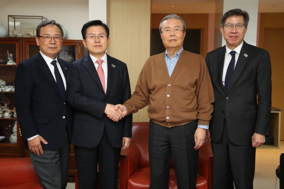 26일 오전 김종인 전 더불어민주당 비상대책위원회 대표(오른쪽 두번쨰)의 자택에서 만난 황교안 미래통합당 대표(왼쪽 두번째)와 신세돈(왼쪽), 박형준(오른쪽) 공동선대위원장. /사진=통합당 제공