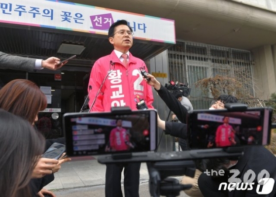 (서울=뉴스1) 이광호 기자 = 제21대 총선에서 서울 종로구에 출마하는 황교안 미래통합당 후보가 26일 오전 서울 종로구선거관리위원회에서 후보 등록을 마친 후 취재진의 질문에 답하고 있다. 2020.3.26/뉴스1