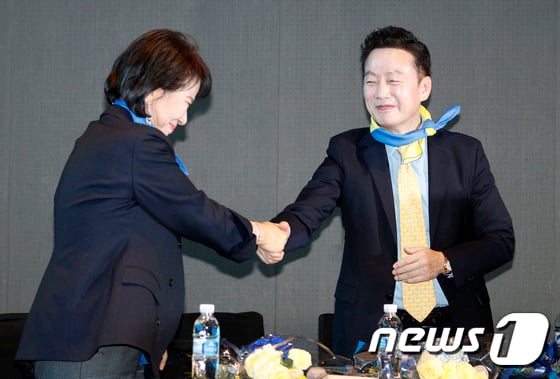 일 오후 서울 여의도 글래드호텔에서 열린 열린민주당 중앙당 창당대회에서 손혜원, 정봉주 최고위원이 악수를 하고 있다. 2020.3.8/뉴스1