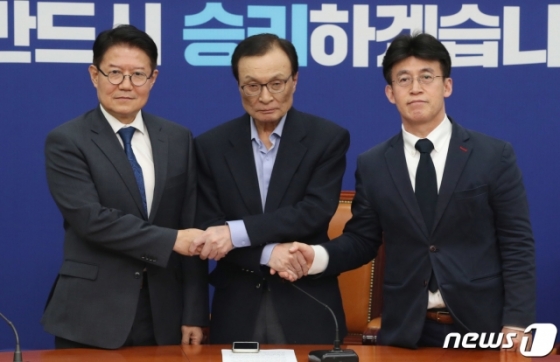 (서울=뉴스1) 박세연 기자 = 이해찬 더불어민주당 대표가 25일 오전 서울 여의도 국회에서 우희종, 최배근 더불어시민당 공동대표의 예방을 받고 기념촬영을 하고 있다. 왼쪽부터 우희종 공동대표, 이해찬 대표, 최배근 공동대표. 2020.3.25/뉴스1