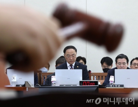 홍남기 경제부총리 겸 기획재정부 장관이 17일 오후 서울 여의도 국회 기획재정위원회 전체회의에 출석해 있다. / 사진=홍봉진 기자 honggga@