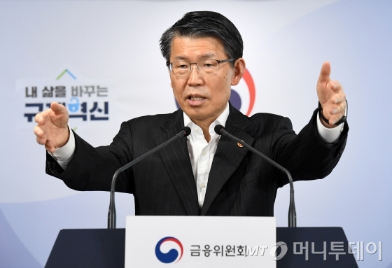 은성수 금융위원장이 24일 오후 서울 종로구 정부서울청사에서 ‘코로나19 관련 금융시장 안정화 방안’을 발표하고 있다. / 사진=김창현 기자 chmt@