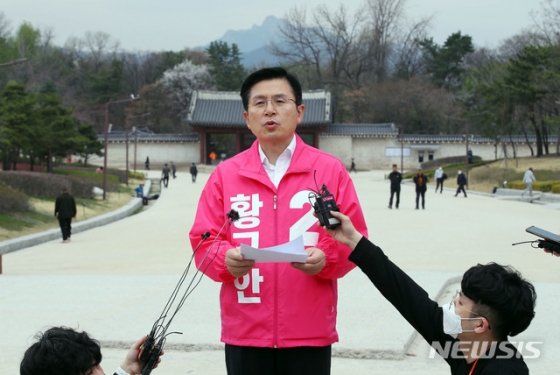 황교안 미래통합당 종로구 후보가 26일 서울 종로구 훈정동 종묘광장공원 입구에서 노인복지 공약을 발표하고 있다/사진=뉴시스