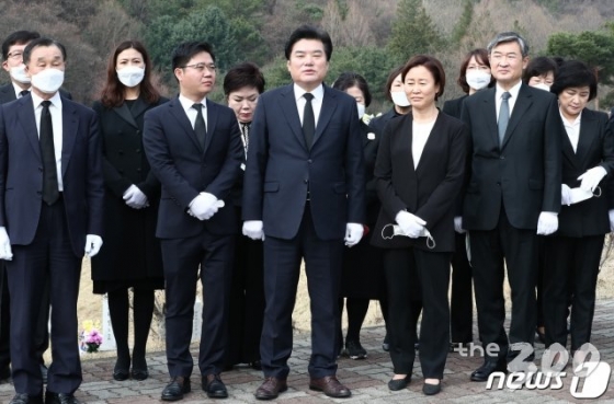 (대전=뉴스1) 김기태 기자 = 원유철 미래한국당 대표가 총선 비례대표 후보자들과 함께 26일 오전 대전 유성구 국립대전현충원 천안함 46용사 묘역을 찾아 참배한 뒤 취재진의 질문에 답하고 있다. 2020.3.26/뉴스1