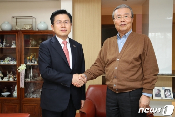 황교안 미래통합당 대표가 26일 오전 김종인 전 더불어민주당 비상대책위원회 대표 자택을 방문해 김 전 대표와 인사를 하고 있다. /사진=뉴스1.
