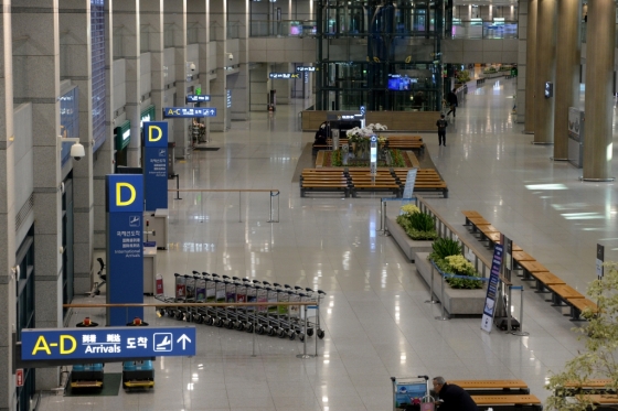코로나19 확산으로 항공여객이 급감한 가운데 지난 9일 오전 인천국제공항 입국장이 한산한 모습을 보이고 있다. /사진=이기범 기자