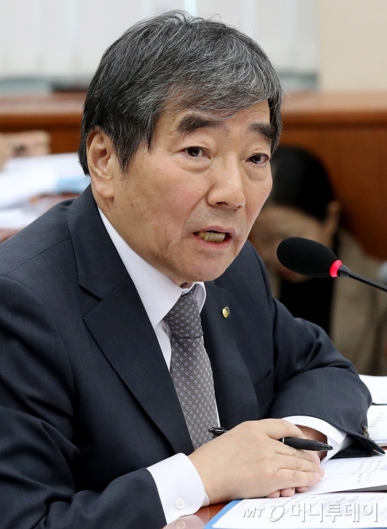 윤석헌 금융감독원장이 12일 오전 서울 여의도 국회에서 열린 정무위원회의 금융감독원에 대한 국정감사에서 답변하고 있다. / 사진=홍봉진 기자 honggga@