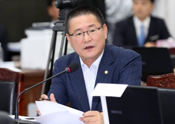 【제주=뉴시스】우장호 기자 = 이헌승 자유한국당 의원이 8일 오전 제주도청 4층 탐라홀에서 열린 제주도 국정감사에서 질의를 하고 있다. 2019.10.08. woo1223@newsis.com