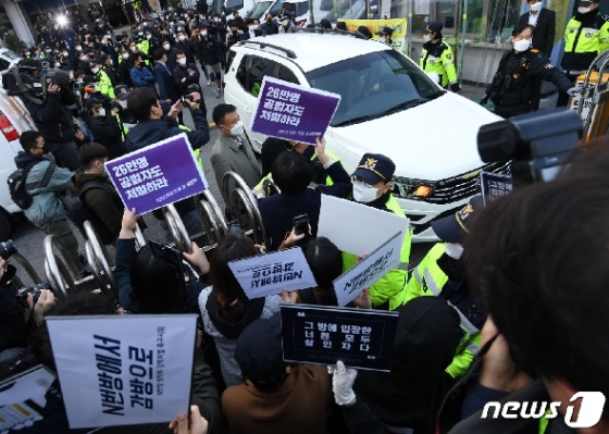 인터넷 메신저 텔레그램에서 미성년자를 포함한 여성들의 성 착취물을 제작 및 유포한 혐의를 받는 '박사방' 운영자 조주빈(25)이 25일 서울 종로구 종로경찰서 유치장에서 나와 검찰 유치장으로 향하자 시민들이 조주빈의 강력처벌을 촉구하며 피켓 시위를 하고 있다. 이날 경찰은 국민의 알권리, 동종범죄 재범방지 및 범죄예방 차원에서 신상을 공개했다. 2020.3.25/뉴스1 © News1 송원영 기자