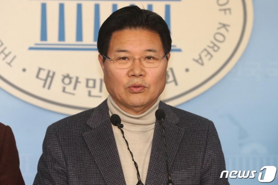 (서울=뉴스1) 임세영 기자 = 홍문종 친박신당 대표가 4일 오후 서울 여의도 국회 정론관에서 기자회견을 갖고 박근혜 전 대통령 옥중서신과 관련해 입장 발표를 하고 있다. 2020.3.4/뉴스1