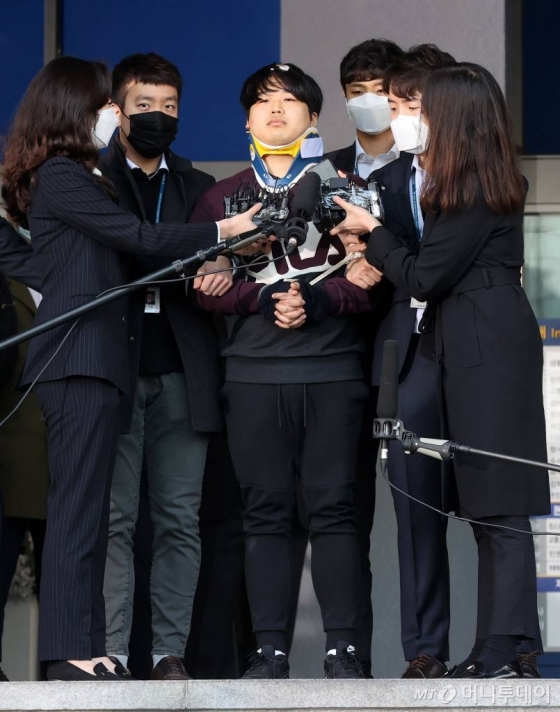텔레그램 성착취 대화방 운영자 조주빈이 지난 25일 오전 서울 종로경찰서에서 검찰로 송치되고 있다./사진=김창현 기자 chmt@