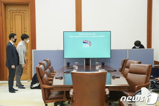 (서울=뉴스1) = 코로나19 공조방안 모색을 위한 G20 특별화상정상회의가 열리는 26일 청와대 집무실에서 관계자들이 회의 사전 준비를 하고 있다. 회의에는 G20 회원국뿐만 아니라 스페인, 싱가포르, 요르단, 스위스, 베트남, 아랍에미리트(UAE), 세네갈 등 7개 국가도 초청국으로 참석하고 세계보건기구(WHO)와 세계은행(WB), 국제통화기금(IMF) 등 국제기구와 지역기구 등 11개 기구도 함께 한다. 화상회의에선 Δ보건적인 측면에서의 코로나 바이러스 통제 방안 Δ코로나19가 세계 경제에 미친 부정적 영향을 최소화 하는 방안 Δ정치에 미친 부정적 영향의 최소화 방안 Δ세계 무역교류 활성화 방안 등 크게 4가지 안건을 주요 의제로 논의할 예정이다. (청와대 제공) 2020.3.26/뉴스1