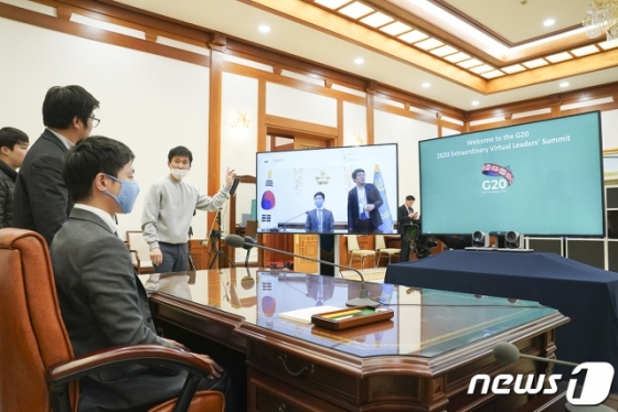 (서울=뉴스1) = 코로나19 공조방안 모색을 위한 G20 특별화상정상회의가 열리는 26일 청와대 집무실에서 관계자들이 회의 사전 준비를 하고 있다. 회의에는 G20 회원국뿐만 아니라 스페인, 싱가포르, 요르단, 스위스, 베트남, 아랍에미리트(UAE), 세네갈 등 7개 국가도 초청국으로 참석하고 세계보건기구(WHO)와 세계은행(WB), 국제통화기금(IMF) 등 국제기구와 지역기구 등 11개 기구도 함께 한다. 화상회의에선 Δ보건적인 측면에서의 코로나 바이러스 통제 방안 Δ코로나19가 세계 경제에 미친 부정적 영향을 최소화 하는 방안 Δ정치에 미친 부정적 영향의 최소화 방안 Δ세계 무역교류 활성화 방안 등 크게 4가지 안건을 주요 의제로 논의할 예정이다. (청와대 제공) 2020.3.26/뉴스1