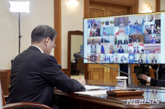 문재인 대통령이 26일 청와대 본관 집무실에서 G20 특별화상정상회의를 하고 있다./ 사진=청와대 제공