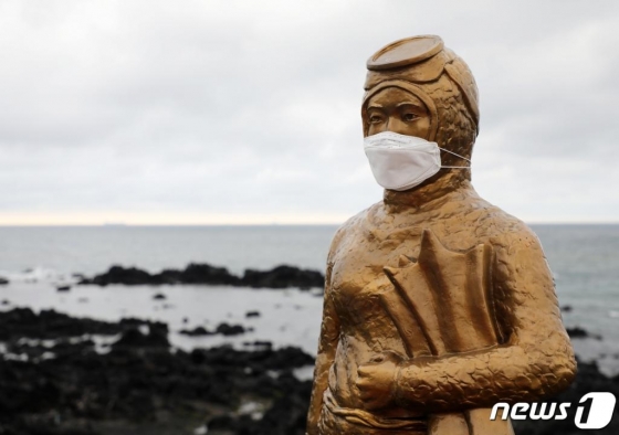제주 제주시 도두동 무지개해안도로의 해녀 동상이 마스크를 쓰고 있는 모습./사진=뉴스1