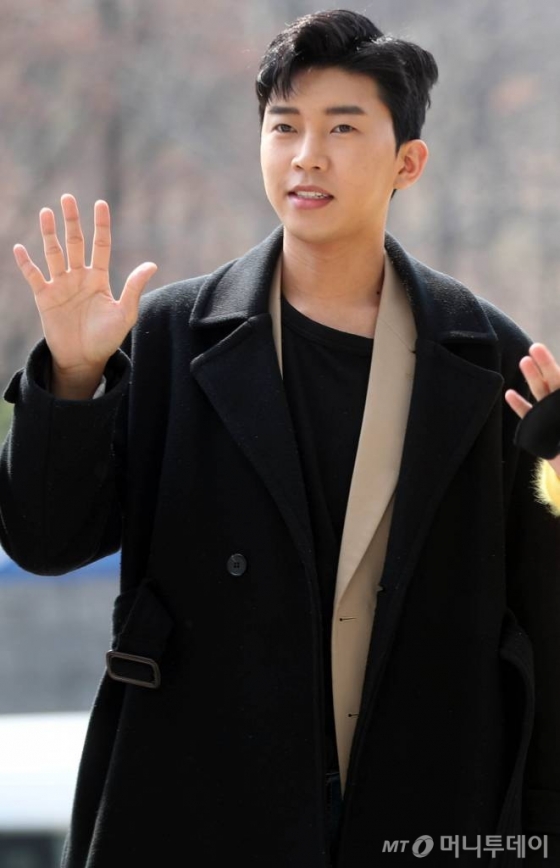 장안의 화재 '미스터트롯' 가수 임영웅이 KBS박명수라디오쇼 방송을 위해 지난 19일 오전 서울 여의도 KBS에 도착하고 있다. /사진=임성균 기자