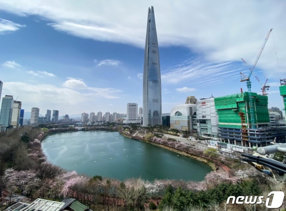 송파구는 신종 코로나바이러스 감염증(코로나19) 확산을 막기 위해 올해 예정된 석촌호수 벚꽃축제를 취소한데 이어 다음달 12일까지 석촌호수 진출입로는 전면 폐쇄한다. 사진은 27일 오후 서울 송파구 석촌호수의 모습./사진=뉴스1