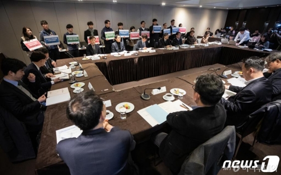 (서울=뉴스1) 유승관 기자 = 조흥식 국민연금기금운용위원회 부위원장(한국보건사회연구원장)이 2월5일 서울 중구 플라자호텔에서 열린 2020년 새해 첫 국민연금기금운용위원회에서 모두발언을 하고 있다. 발언하는 조 부위원장 뒤로 참여연대를 비롯한 시민단체 회원들이 국민연금의 수탁자책임 방기 규탄 및 주주활동 촉구 피케팅을 하고 있다. 2020.2.5/뉴스1