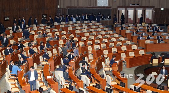 지난 2018년 5월24일 서울 여의도 국회에서 열린 본회의에서 더불어민주당 의원들이 대통령 개헌안 표결을 하고 있다. 이날 대통령 개헌안은 정족수 부족으로 불성립됐다. 2018.5.24/뉴스1