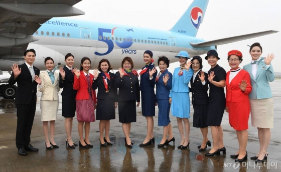 대한항공이 창립 50주년을 맞은 가운데 2일 오후 인천국제공항 대한항공 항공기 정비고 앞에서 현직 승무원들과 전직 여승무원 동우회(KASA) 소속 회원들이 역대 유니폼을 입고  기념촬영을 하고 있다. / 사진=공항사진기자단