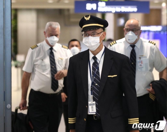 (인천공항=뉴스1) 신웅수 기자 = 23일 인천국제공항 1터미널에서 미국 항공사 유나이티드 승무원들이 입국장을 나서고 있다.  신종 코로나바이러스 감염증(코로나19)의 팬데믹(세계적 대유행) 현상이 짙어지는 가운데 미국 지역을 주시해야 한다는 목소리가 높아지고 있다.  미국 내 확진자는 전날 기준 2만6747명으로, 하루 만에 스페인·독일·이란을 제치고 중국·이탈리아에 이어 세계에서 세 번째로 많다.  방역당국은 미국 입국자에 대한 진단검사 확대를 검토하고 있다고 밝혔다. 2020.3.23/뉴스1