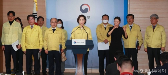 유은혜 사회부총리 겸 교육부 장관이 지난 17일 오후 서울 종로구 정부서울청사 브리핑룸에서 유치원과 초·중·고등학교의 3차 개학 연기 관련 발표를 하고 있다. / 사진=이동훈 기자 photoguy@