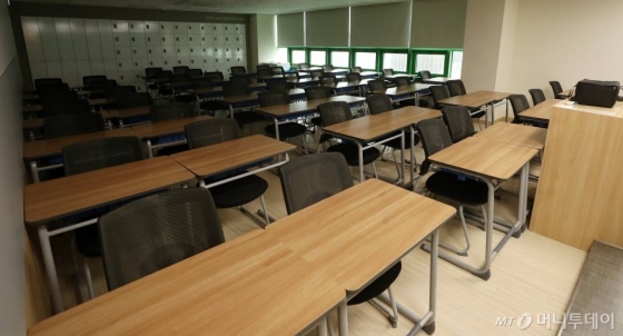대구·경북 지역을 비롯한 전국의 '코로나19' 확진자가 늘어나고 있는 지난 25일 오후 서울 동작구의 한 대형학원 강의실이 비어있다. / 사진=김휘선 기자 hwijpg@