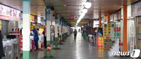 18일 서울 용산구 전자상가의 핸드폰 판매 매장들이 썰렁한 모습을 보이고 있다.   이동통신 3사에 따르면 신종 코로나바이러스 감염증(코로나19) 여파로 온라인 예약은 지난해보다 늘었지만 소비 심리가 위축과 개학·개강이 미뤄지면서 ‘신학기 특수’도 사라지면서 오프라인 매장 방문객도 감소했다. 2020.3.18/뉴스1