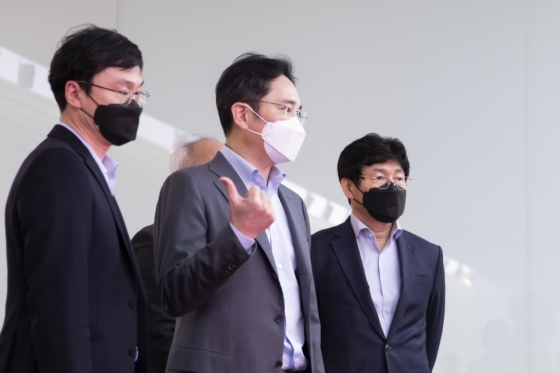 이재용 삼성전자 부회장(가운데)이 지난 19일 삼성디스플레이 아산사업장을 방문해 사업전략을 점검하고 있다. /사진제공=삼성전자
