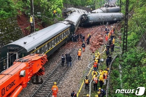 사진] 中 열차 탈선사고 현장의 참혹한 모습 - 머니투데이