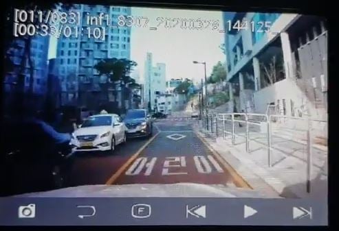 보배드림에 올라온 3월28일 어린이보호구역 자전거 무단횡단 어린이 교통사고 블랙박스영상캡쳐. 차량이 어린이보호구역에 들어서 진행하고 있다./영상=보배드림 교통사고 게시판