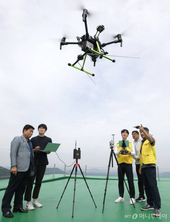 서귀포시 한국공항공사 제주항공무선표지소에서 관계자들이 '항행안전시설 성능점검 드론시스템'을 활용해 전파신호를 측정하고 있다. 한국공항공사가 개발한 '항행안전시설 성능점검 드론시스템'은 항행안전시설에서 방사된 전파신호를 실시간 측정·분석해 지상 기지국으로 전송할 수 있는 방식이다. / 사진=서귀포(제주)=이기범 기자 leekb@