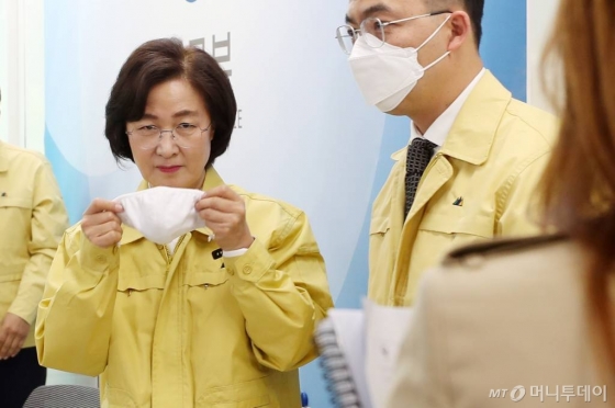 추미애 법무부 장관이 24일 오후 서울 서초구 고등검찰청에서 'SNS 이용 성 착취 등 디지털 성범죄 강력 대응 방침'에 대해 발표를 마친 뒤 마스크를 착용하고 있다. / 사진=김휘선 기자 hwijpg@