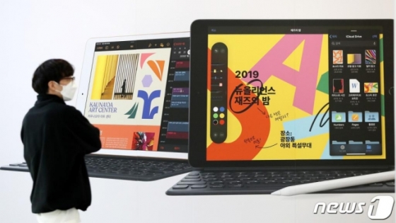 
초·중·고 온라인 개학이 확정되며 PC와 태블릿 PC의 관심이 높아지고 있다. 31일 오후 서울 용산 전자상가의 태블릿PC 광고 앞으로 시민이 지나가고 있다.유은혜 사회부총리 겸 교육부장관은 이날 정부세종청사에서 브리핑을 열어 4월9일부터 유치원을 제외한 전국 초·중·고교와 특수학교, 각종 학교에서 처음으로 온라인 개학을 실시한다고 밝혔다. 2020.3.31/뉴스1 