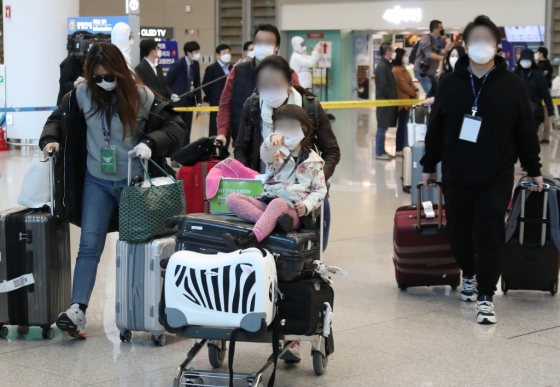 신종 코로나바이러스 감염증(코로나19) 확산에 따라 이동금지령이 내려진 이탈리아 내 교민들이 1일 이탈리아 밀라노를 출발해 임시 항공편을 통해 인천국제공항 제2여객터미널을 통해 입국하고 있다. /사진제공=뉴스1