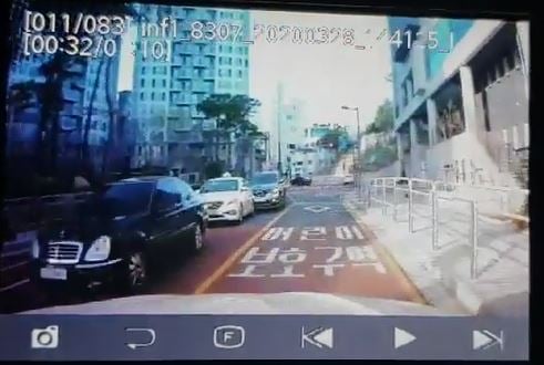보배드림에 올라온 3월28일 어린이보호구역 자전거 무단횡단 어린이 교통사고 블랙박스영상캡쳐. 차량이 어린이보호구역에 들어서 진행하고 있다./영상=보배드림 교통사고 게시판