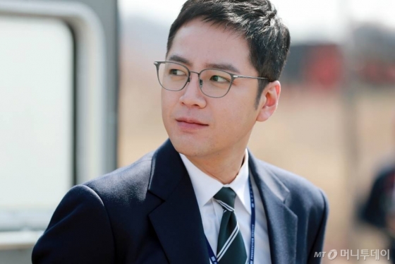 배우 장근석과 한예리가 23일 오후 인천광역시 중구청 일대 거리에서 진행된 SBS 수목드라마 '스위치-세상을 바꿔라' 촬영현장에서 연기를 펼치고 있다. 드라마 '스위치-세상을 바꿔라'는 진짜와 가짜의 콜라보! 사기꾼에서 검사로 얼떨결에 롤러코스터한 사도찬이 법꾸라지들을 화끈하게 잡아들이는 통쾌한 사기 활극으로 오는 28일 첫 방송된다. / 사진=임성균 기자 tjdrbs23@