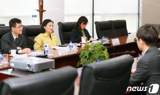 (서울=뉴스1) = 유명희 산업통상자원부 통상교섭본부장이 지난달 19일 코로나19 치료제 및 신속 진단키트를 개발중인 인천 송도국제도시에 위치한 '셀트리온'을 방문, 관계자들과 대화를 나누고 있다. (산업통상자원부 제공) 2020.3.19/뉴스1