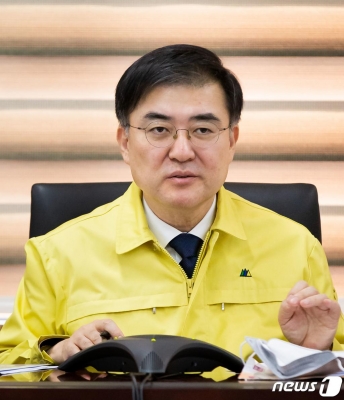 (서울=뉴스1) = 손병두 금융위원회 부위원장이 27일 서울 종로구 정부서울청사 금융위원회에서 컨퍼런스콜로 금융상황 점검회의를 진행하고 있다. (금융위원회 제공) 2020.3.27/뉴스1