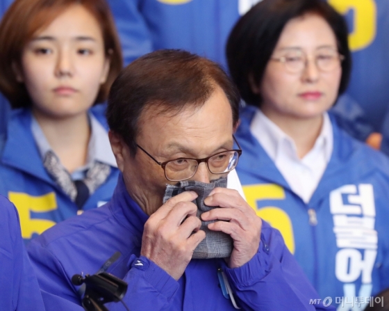 [사진]땀 닦는 이해찬 대표