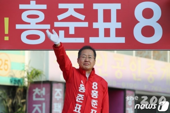 (대구=뉴스1) 공정식 기자 = 제21대 국회의원선거에 출마한 무소속 홍준표 후보(대구 수성 을)가 4.15총선 공식 선거운동이 시작된 2일 오전 대구 수성구 두산오거리에서 손을 흔들며 인사하고 있다. 2020.4.2/뉴스1